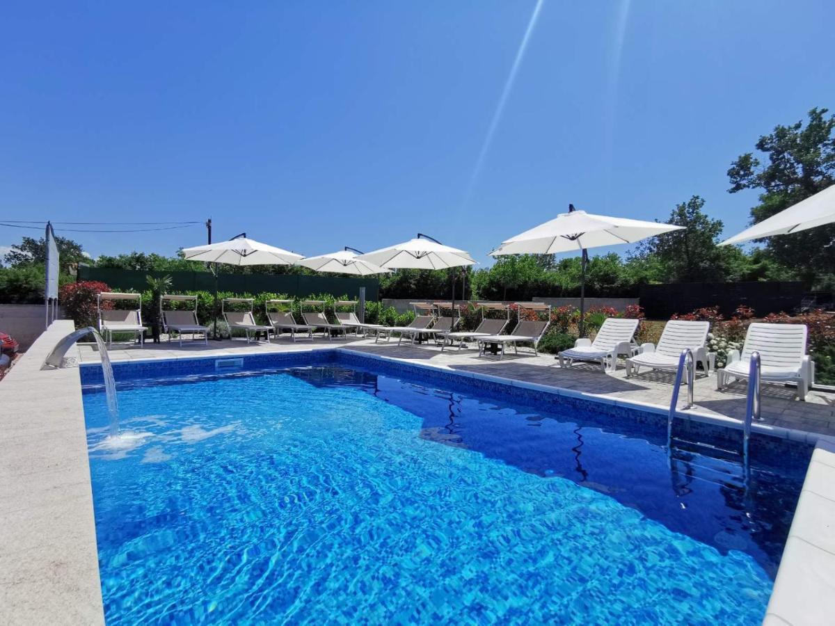 Apartments Lea With Pool Malinska Εξωτερικό φωτογραφία