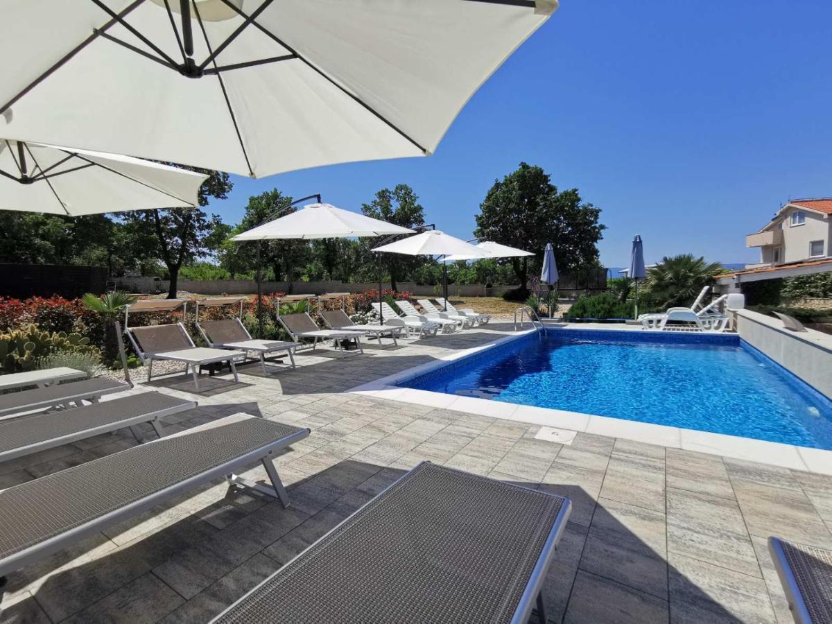 Apartments Lea With Pool Malinska Εξωτερικό φωτογραφία