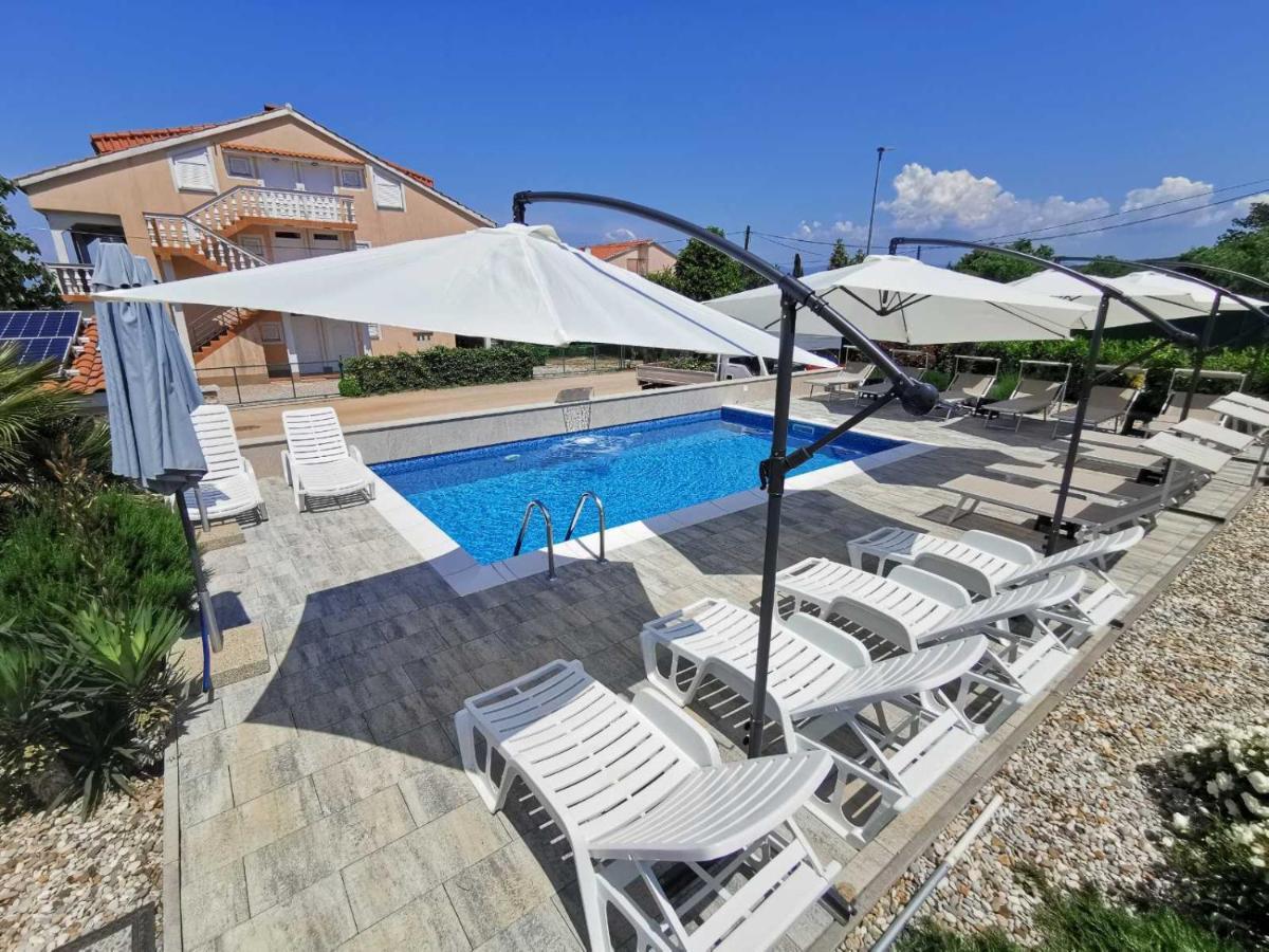 Apartments Lea With Pool Malinska Εξωτερικό φωτογραφία